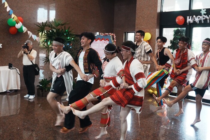 43期原民薪傳社同學們為這次慶生會帶來阿美族舞蹈