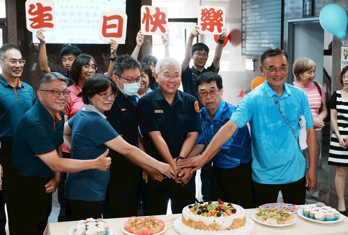 校長帶領第二季教職員壽星一同切蛋糕