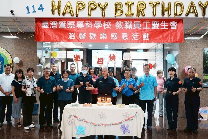 校長與代表壽星和各位長官們合照