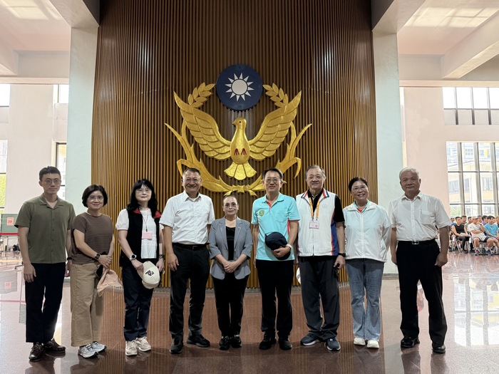 校長與考試委員伊萬·納威及同仁合影圖片
