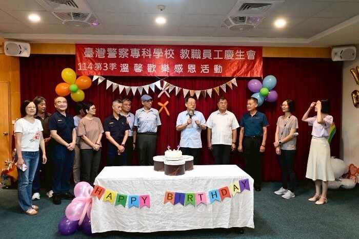 校長為這次慶生會致詞並祝福各位壽星，也勉勵同仁、師長、隊職官，未來生活、身體都能平安健康。