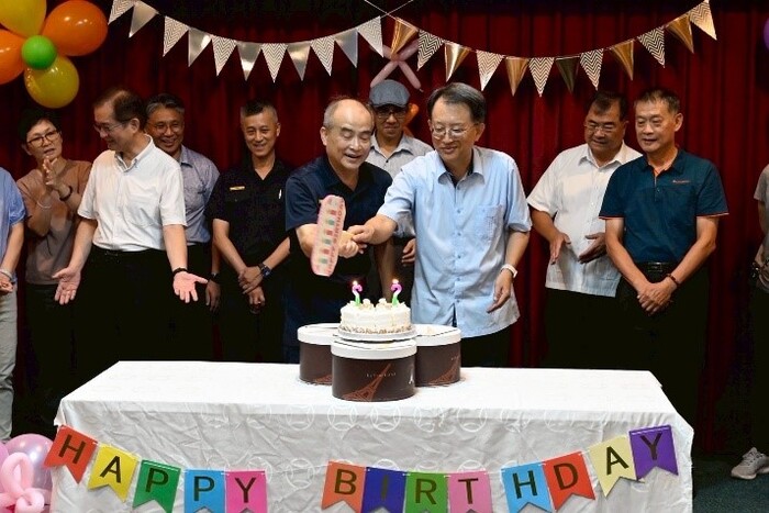 壽星代表許出生日願望，並與校長搧熄蠟燭