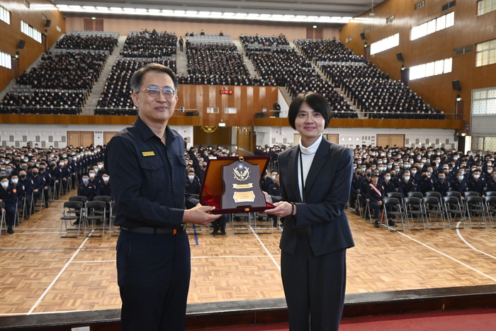 本校於114年11月24日辦理人權法治專題演講，由謝憲杰、陳清怡律師擔任講座。圖片