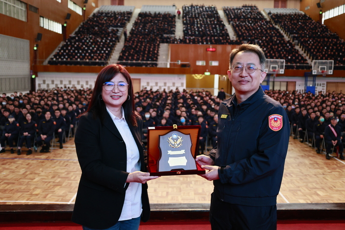 校長致贈感謝紀念牌圖片