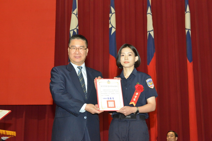 專科警員班第37期正期組畢業典禮頒發獎項