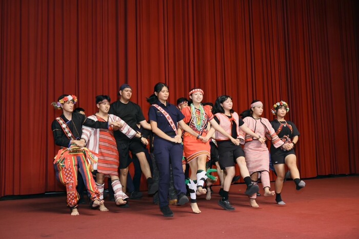 原民社!他們每一次的表演都充滿熱情與能量，不只展現青春活力，更把原住民文化的獨特魅力帶到我們眼前，以歌舞傳達原住民特色，吸引了許多學弟妹駐足觀賞。