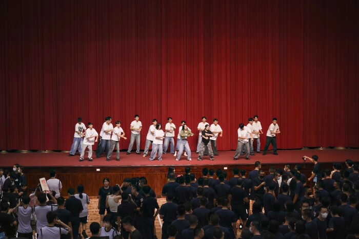 本校新民社是由一群活潑可愛的新住民同學所組成，致力於推廣多元文化與跨國交流，他們透過舞蹈表演，展現異國風情與熱情創作，讓校園充滿活力與多彩文化範圍。