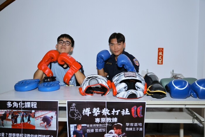 本校搏擊散打社以訓練實戰技能為核心，融合傳統武術與現代搏擊技術，強調力量、敏捷與耐力的全面發展。社課包含了基本散打技法、實戰對抗及體能訓練，旨在幫助學員提高自我防衛能力、增強體質與心理素質，想成為一名更厲害的實戰警察，那定要加入他們