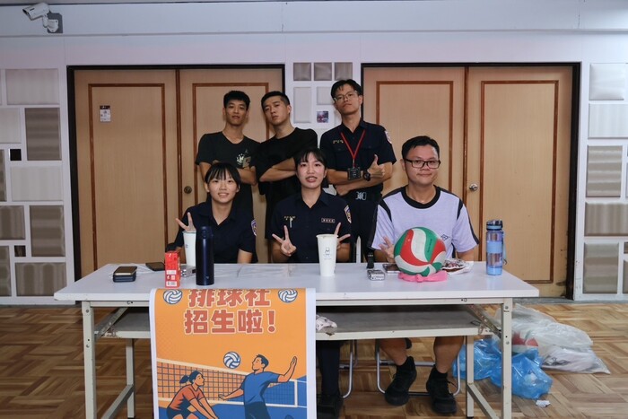 本校排球社是一個充滿熱情與團隊精神的運動性社團，致力於推廣排球運動並提升同學的技術與協調能力，無論你是初學者還是有經驗的球員，都能在這裡找到成長與挑戰的機會，現場還有學姊專門示範給學弟妹們看呢!
