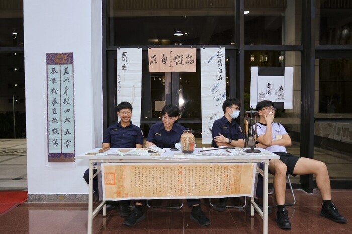 本校書法社是一個讓人靜心沉澱的藝術性社團，在忙碌與緊湊的警專生活中，提供一個能靜下來、專注自我、修身養性的空間。透過毛筆與墨香的陪伴，成員們學習書法技巧、欣賞書法美學，培養耐心與細心，同時也感受傳統文化的魅力。
