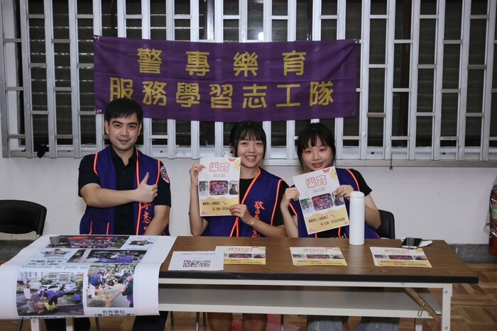 本次的社團博覽會，不只有社團擺攤喔!還有由一群熱心助人的九個志工隊處來設攤，他們致力於服務，假日都會利用自己有空閒的時間，參與隊上出勤。