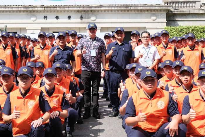 3.內政部馬次長與本校國慶遊行出勤官生合照圖片