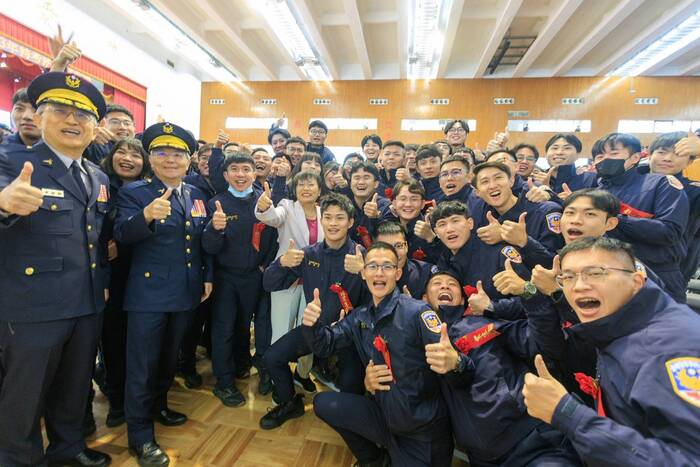 部長、警政署長、校長與學員合影圖片