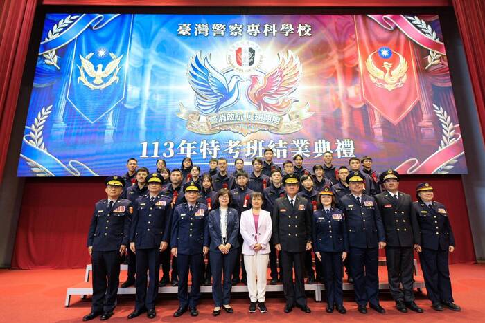 部長及師長們與行政教授班第一名學員合影圖片