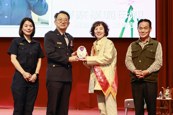 本校115年警察模範母親表揚活動---恭喜區隊長蘇怡辰母親「洪惠珍女士」榮選為本校115年警察模範母親圖片