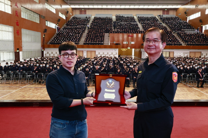 教育長致贈感謝牌予講師圖片