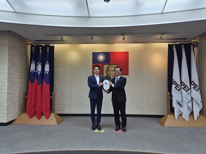 教育長代表受獎，與市長合影。圖片