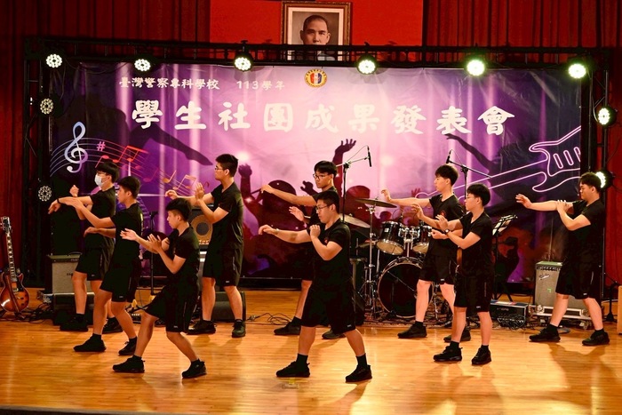 詠春社帶來傳統武術的張力和棍棒的應用