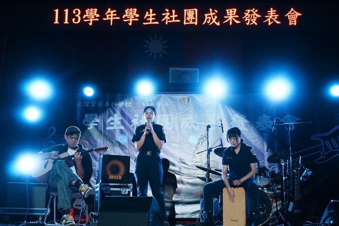 吉他社帶來的表演